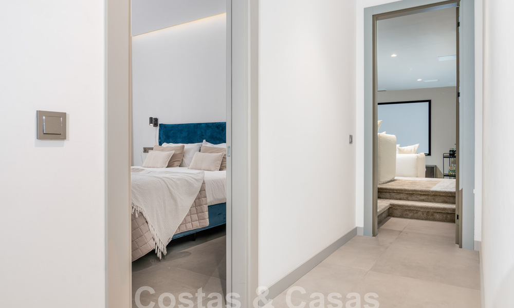 Moderna villa de lujo en venta en un estilo arquitectónico contemporáneo, a poca distancia de Puerto Banús, Marbella 59629