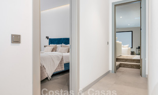 Moderna villa de lujo en venta en un estilo arquitectónico contemporáneo, a poca distancia de Puerto Banús, Marbella 59629 