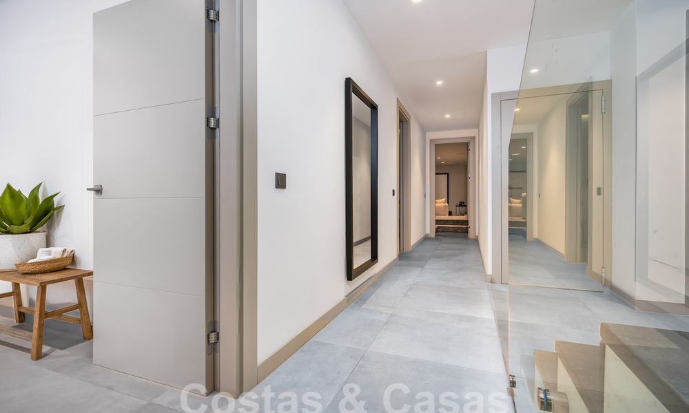 Moderna villa de lujo en venta en un estilo arquitectónico contemporáneo, a poca distancia de Puerto Banús, Marbella 59630
