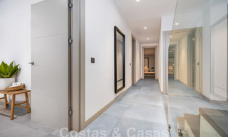 Moderna villa de lujo en venta en un estilo arquitectónico contemporáneo, a poca distancia de Puerto Banús, Marbella 59630 