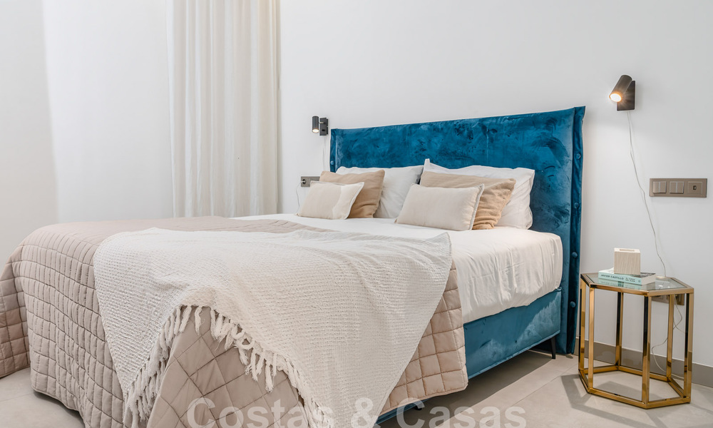 Moderna villa de lujo en venta en un estilo arquitectónico contemporáneo, a poca distancia de Puerto Banús, Marbella 59632