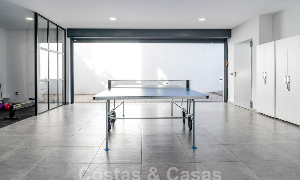 Moderna villa de lujo en venta en un estilo arquitectónico contemporáneo, a poca distancia de Puerto Banús, Marbella 59635