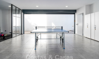 Moderna villa de lujo en venta en un estilo arquitectónico contemporáneo, a poca distancia de Puerto Banús, Marbella 59635 