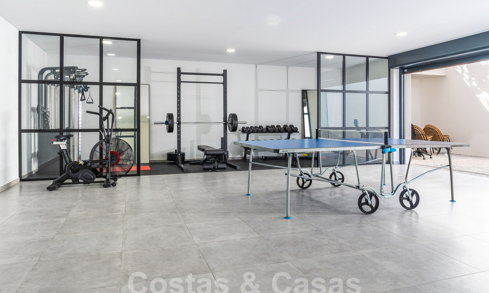 Moderna villa de lujo en venta en un estilo arquitectónico contemporáneo, a poca distancia de Puerto Banús, Marbella 59636