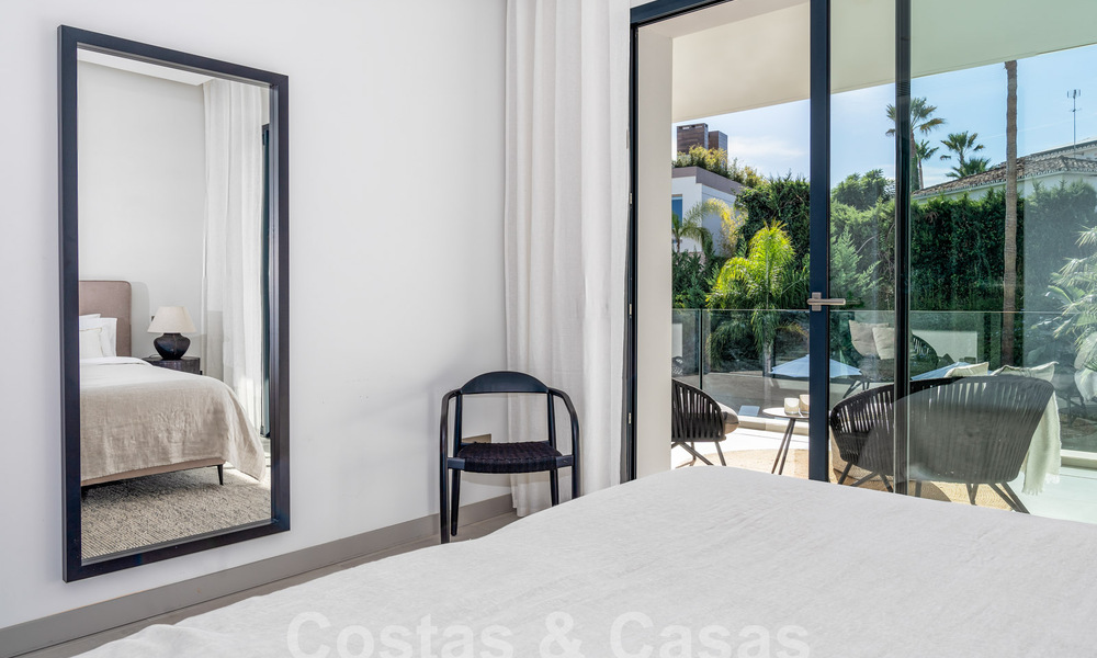 Moderna villa de lujo en venta en un estilo arquitectónico contemporáneo, a poca distancia de Puerto Banús, Marbella 59639