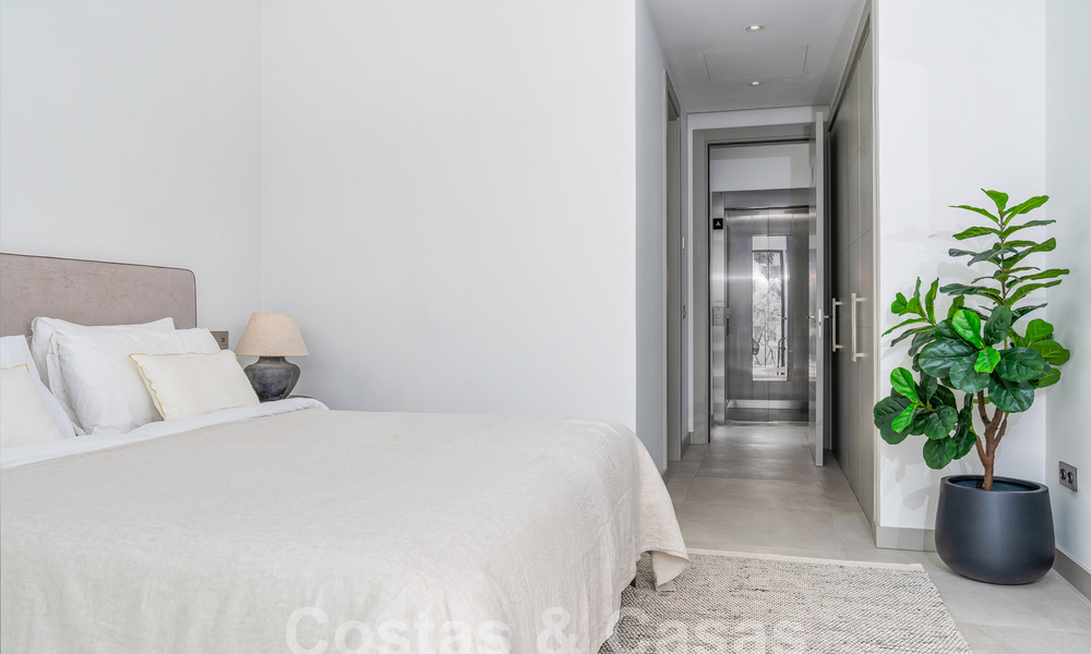 Moderna villa de lujo en venta en un estilo arquitectónico contemporáneo, a poca distancia de Puerto Banús, Marbella 59640