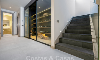 Moderna villa de lujo en venta en un estilo arquitectónico contemporáneo, a poca distancia de Puerto Banús, Marbella 59641 