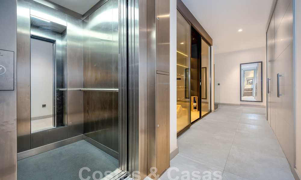 Moderna villa de lujo en venta en un estilo arquitectónico contemporáneo, a poca distancia de Puerto Banús, Marbella 59642
