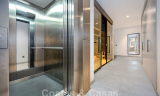 Moderna villa de lujo en venta en un estilo arquitectónico contemporáneo, a poca distancia de Puerto Banús, Marbella 59642 