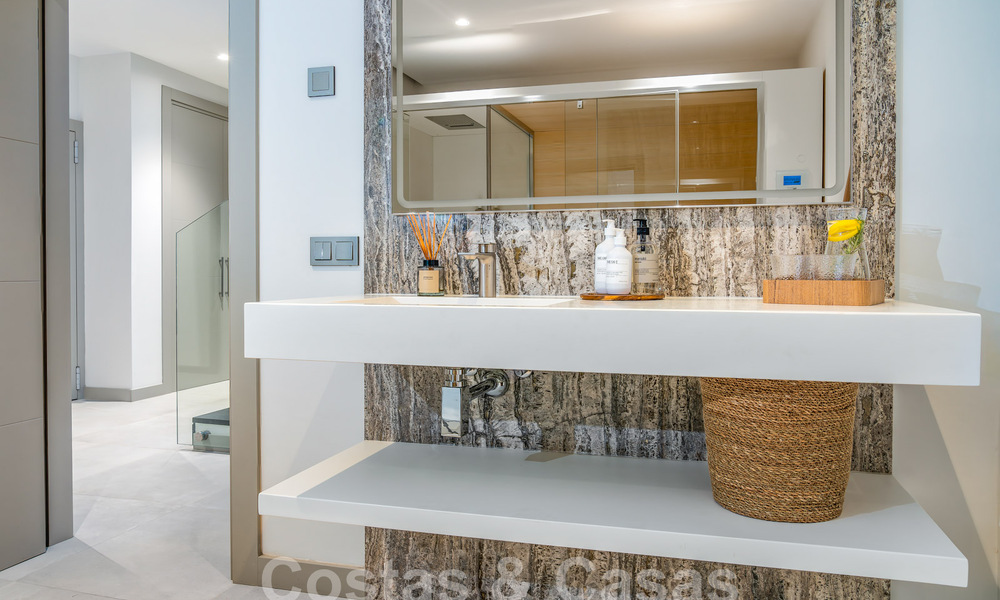 Moderna villa de lujo en venta en un estilo arquitectónico contemporáneo, a poca distancia de Puerto Banús, Marbella 59643