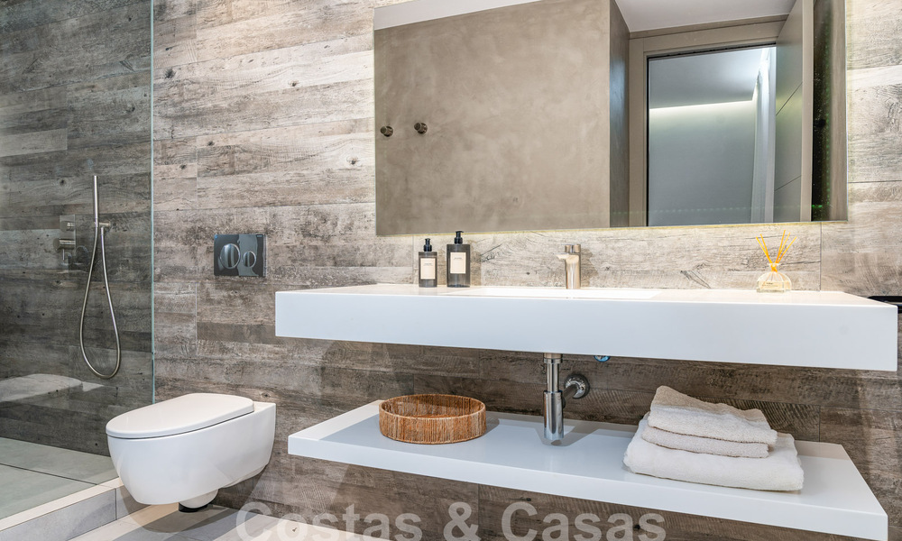 Moderna villa de lujo en venta en un estilo arquitectónico contemporáneo, a poca distancia de Puerto Banús, Marbella 59645