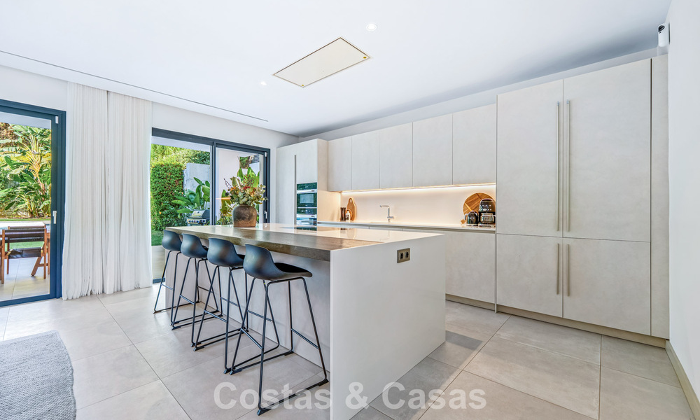 Moderna villa de lujo en venta en un estilo arquitectónico contemporáneo, a poca distancia de Puerto Banús, Marbella 788878