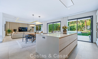 Moderna villa de lujo en venta en un estilo arquitectónico contemporáneo, a poca distancia de Puerto Banús, Marbella 788879 