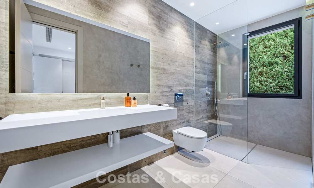 Moderna villa de lujo en venta en un estilo arquitectónico contemporáneo, a poca distancia de Puerto Banús, Marbella 788882