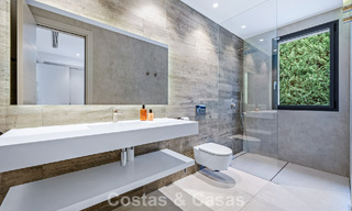 Moderna villa de lujo en venta en un estilo arquitectónico contemporáneo, a poca distancia de Puerto Banús, Marbella 788882 