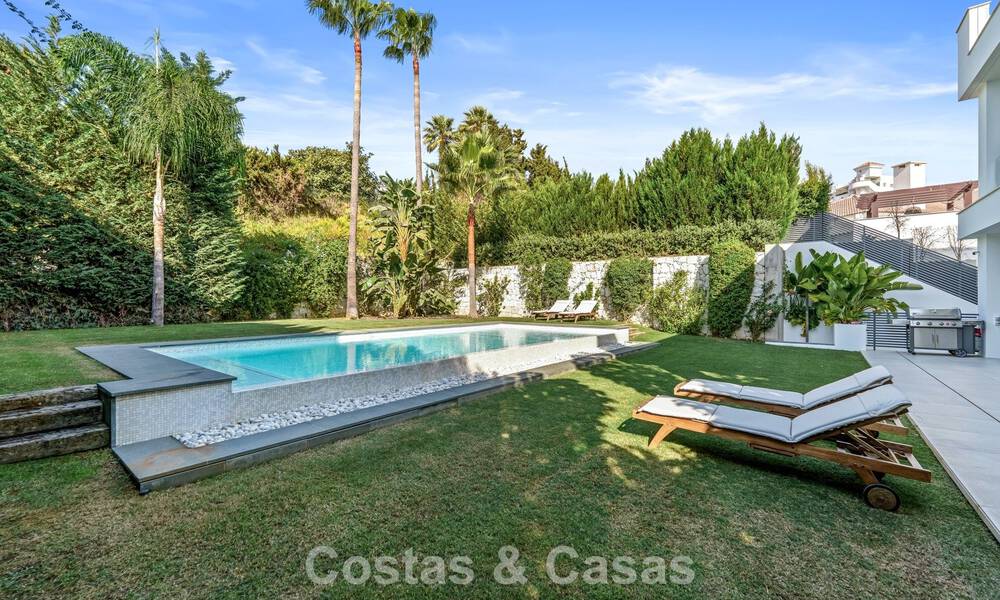 Moderna villa de lujo en venta en un estilo arquitectónico contemporáneo, a poca distancia de Puerto Banús, Marbella 788886