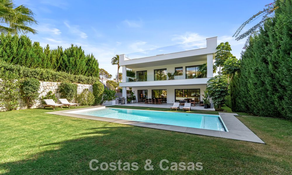 Moderna villa de lujo en venta en un estilo arquitectónico contemporáneo, a poca distancia de Puerto Banús, Marbella 788887