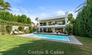 Moderna villa de lujo en venta en un estilo arquitectónico contemporáneo, a poca distancia de Puerto Banús, Marbella 788887 
