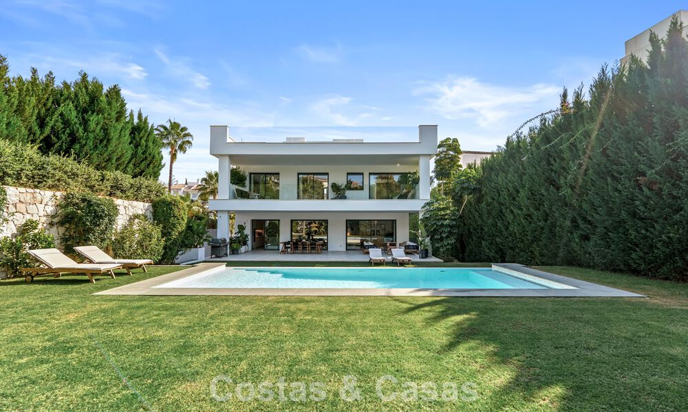 Moderna villa de lujo en venta en un estilo arquitectónico contemporáneo, a poca distancia de Puerto Banús, Marbella 788888