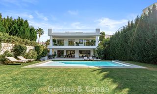 Moderna villa de lujo en venta en un estilo arquitectónico contemporáneo, a poca distancia de Puerto Banús, Marbella 788888 
