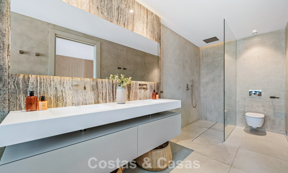 Moderna villa de lujo en venta en un estilo arquitectónico contemporáneo, a poca distancia de Puerto Banús, Marbella 788891