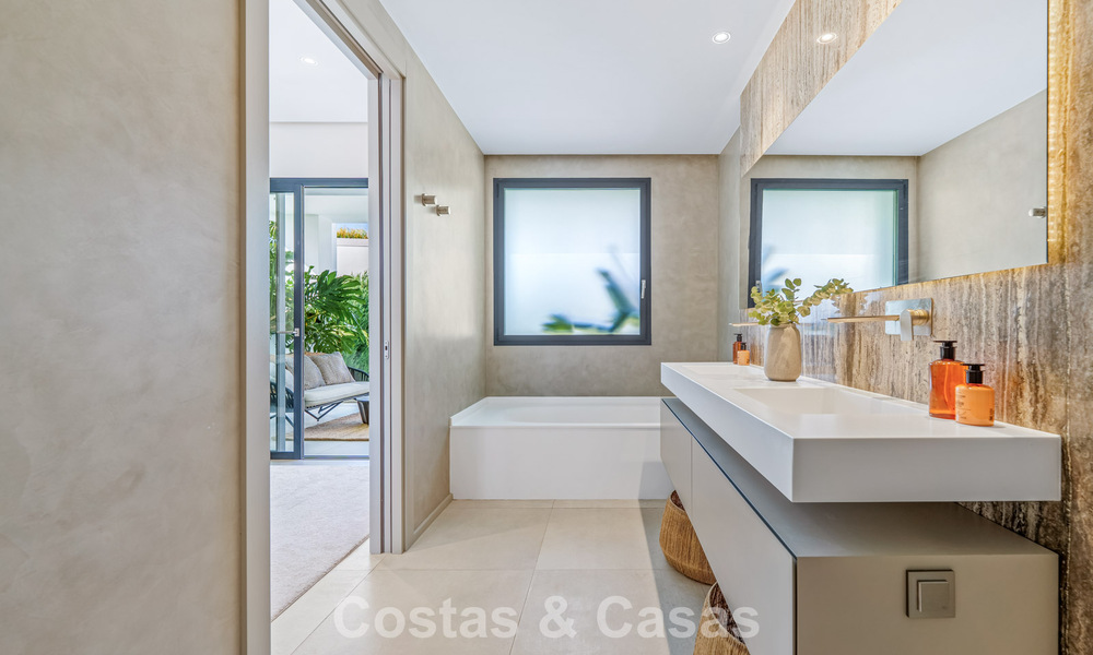 Moderna villa de lujo en venta en un estilo arquitectónico contemporáneo, a poca distancia de Puerto Banús, Marbella 788892