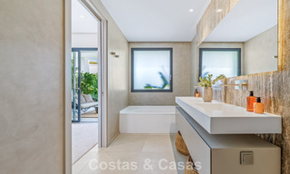 Moderna villa de lujo en venta en un estilo arquitectónico contemporáneo, a poca distancia de Puerto Banús, Marbella 788892 