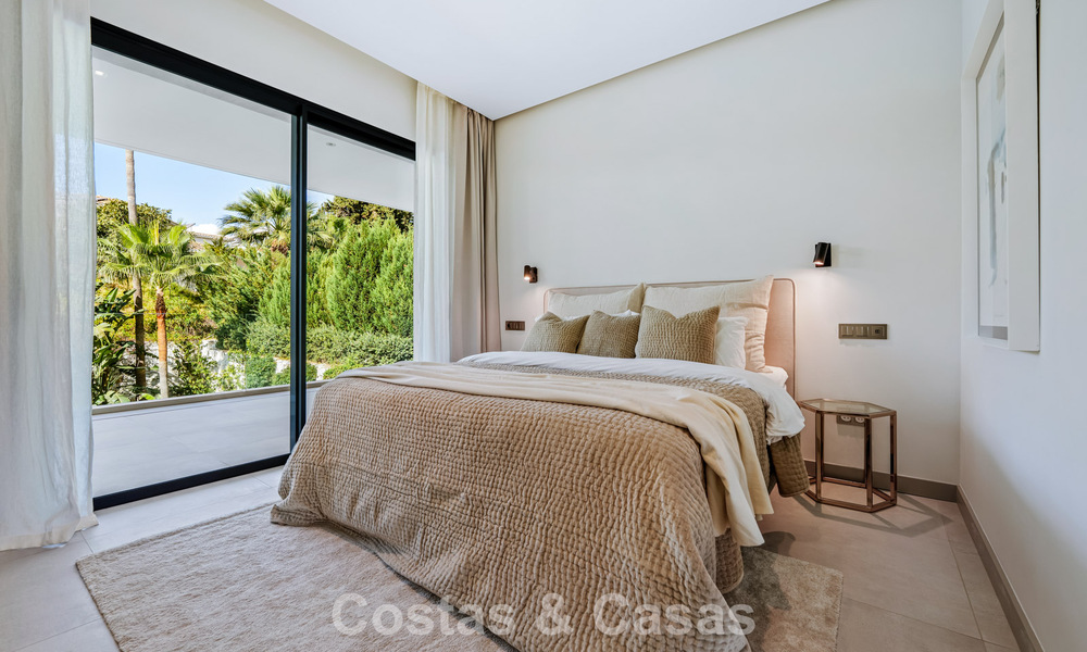 Moderna villa de lujo en venta en un estilo arquitectónico contemporáneo, a poca distancia de Puerto Banús, Marbella 788896