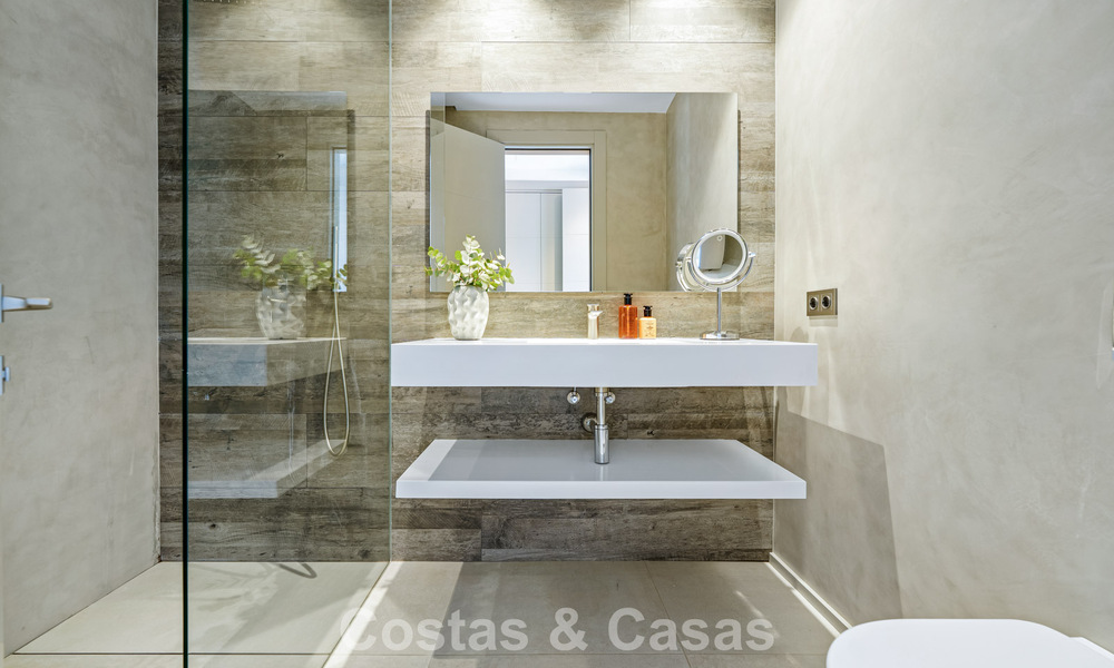 Moderna villa de lujo en venta en un estilo arquitectónico contemporáneo, a poca distancia de Puerto Banús, Marbella 788897