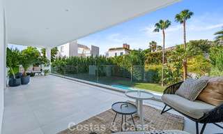 Moderna villa de lujo en venta en un estilo arquitectónico contemporáneo, a poca distancia de Puerto Banús, Marbella 788898 