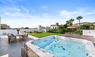 Moderna villa de lujo en venta en un estilo arquitectónico contemporáneo, a poca distancia de Puerto Banús, Marbella 788899 