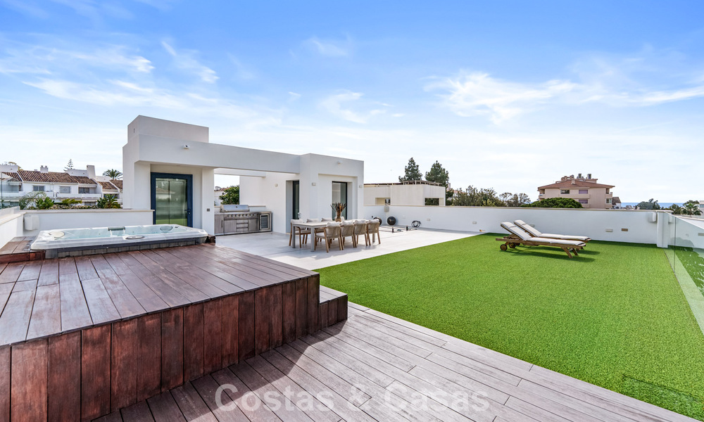 Moderna villa de lujo en venta en un estilo arquitectónico contemporáneo, a poca distancia de Puerto Banús, Marbella 788900
