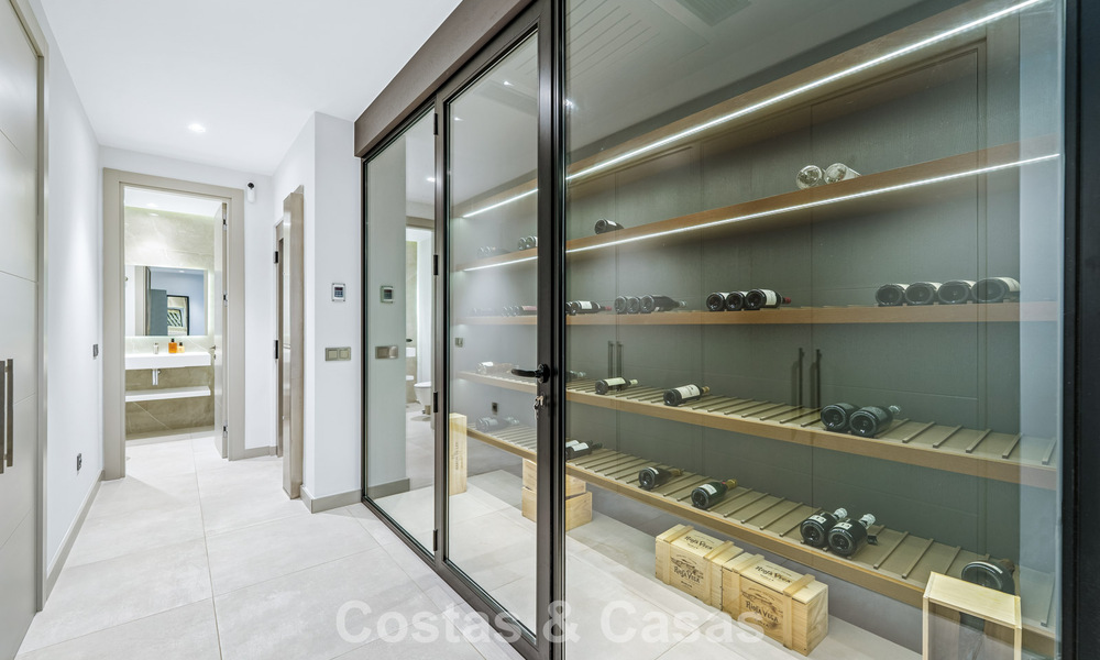 Moderna villa de lujo en venta en un estilo arquitectónico contemporáneo, a poca distancia de Puerto Banús, Marbella 788902