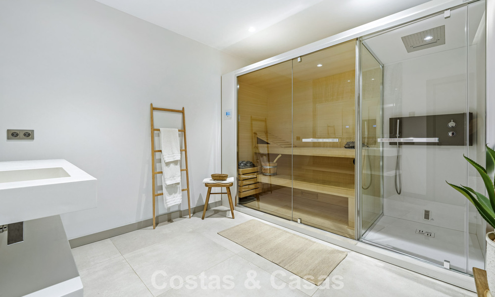 Moderna villa de lujo en venta en un estilo arquitectónico contemporáneo, a poca distancia de Puerto Banús, Marbella 788903