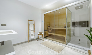 Moderna villa de lujo en venta en un estilo arquitectónico contemporáneo, a poca distancia de Puerto Banús, Marbella 788903 