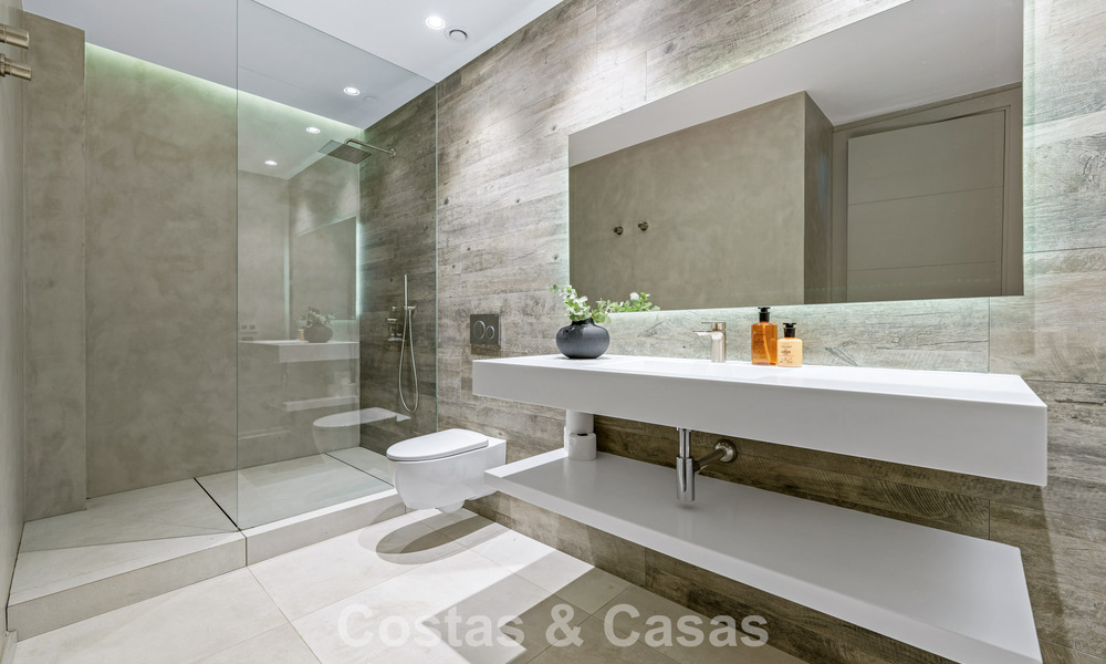 Moderna villa de lujo en venta en un estilo arquitectónico contemporáneo, a poca distancia de Puerto Banús, Marbella 788905