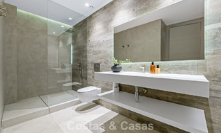 Moderna villa de lujo en venta en un estilo arquitectónico contemporáneo, a poca distancia de Puerto Banús, Marbella 788905 