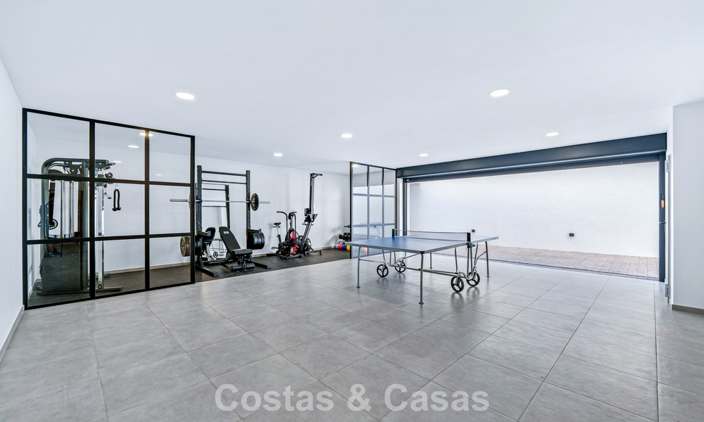 Moderna villa de lujo en venta en un estilo arquitectónico contemporáneo, a poca distancia de Puerto Banús, Marbella 788907