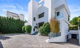 Moderna villa de lujo en venta en un estilo arquitectónico contemporáneo, a poca distancia de Puerto Banús, Marbella 788908 