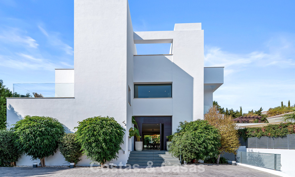 Moderna villa de lujo en venta en un estilo arquitectónico contemporáneo, a poca distancia de Puerto Banús, Marbella 788909