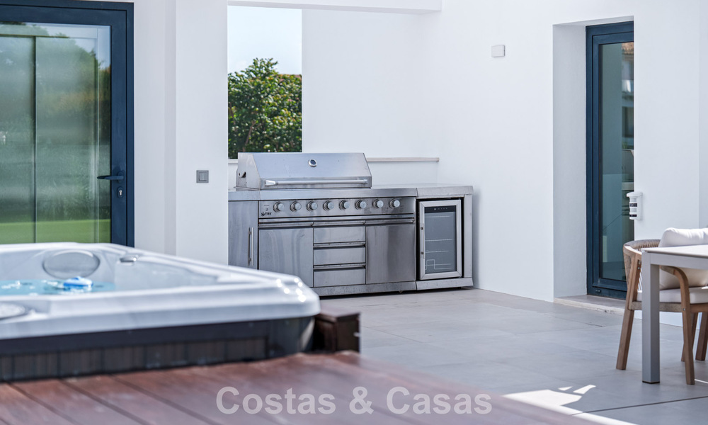 Moderna villa de lujo en venta en un estilo arquitectónico contemporáneo, a poca distancia de Puerto Banús, Marbella 788910