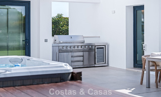 Moderna villa de lujo en venta en un estilo arquitectónico contemporáneo, a poca distancia de Puerto Banús, Marbella 788910 