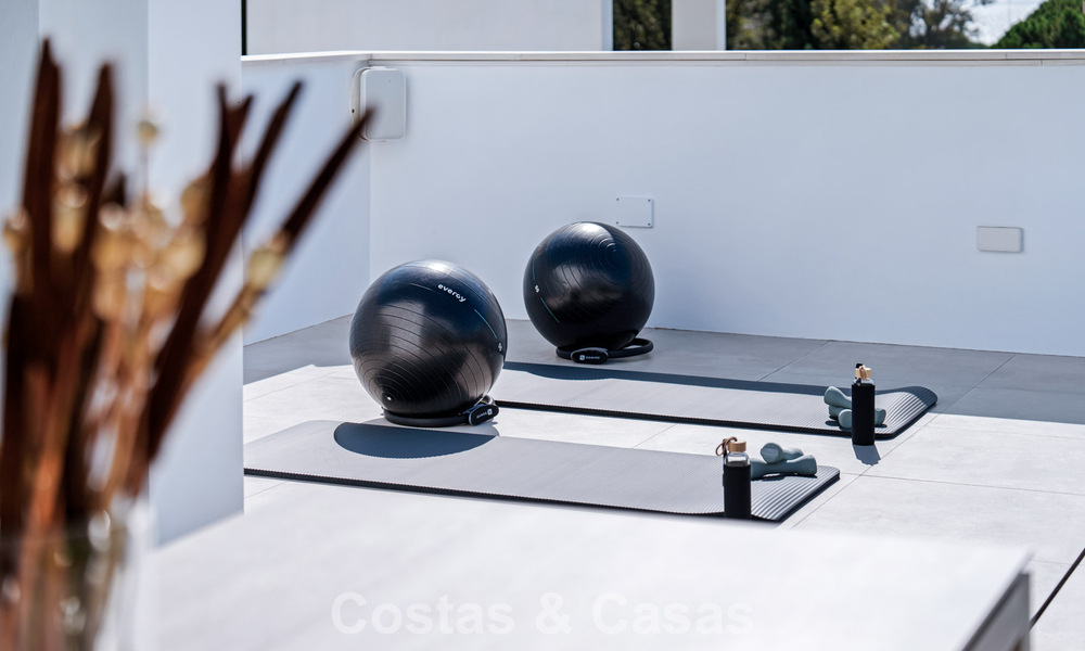 Moderna villa de lujo en venta en un estilo arquitectónico contemporáneo, a poca distancia de Puerto Banús, Marbella 788911