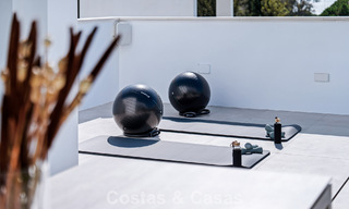 Moderna villa de lujo en venta en un estilo arquitectónico contemporáneo, a poca distancia de Puerto Banús, Marbella 788911 