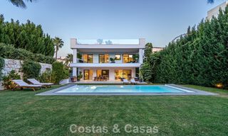 Moderna villa de lujo en venta en un estilo arquitectónico contemporáneo, a poca distancia de Puerto Banús, Marbella 788913 