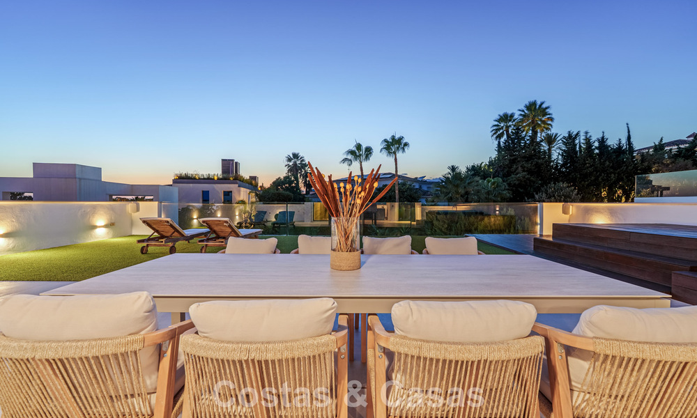 Moderna villa de lujo en venta en un estilo arquitectónico contemporáneo, a poca distancia de Puerto Banús, Marbella 788914