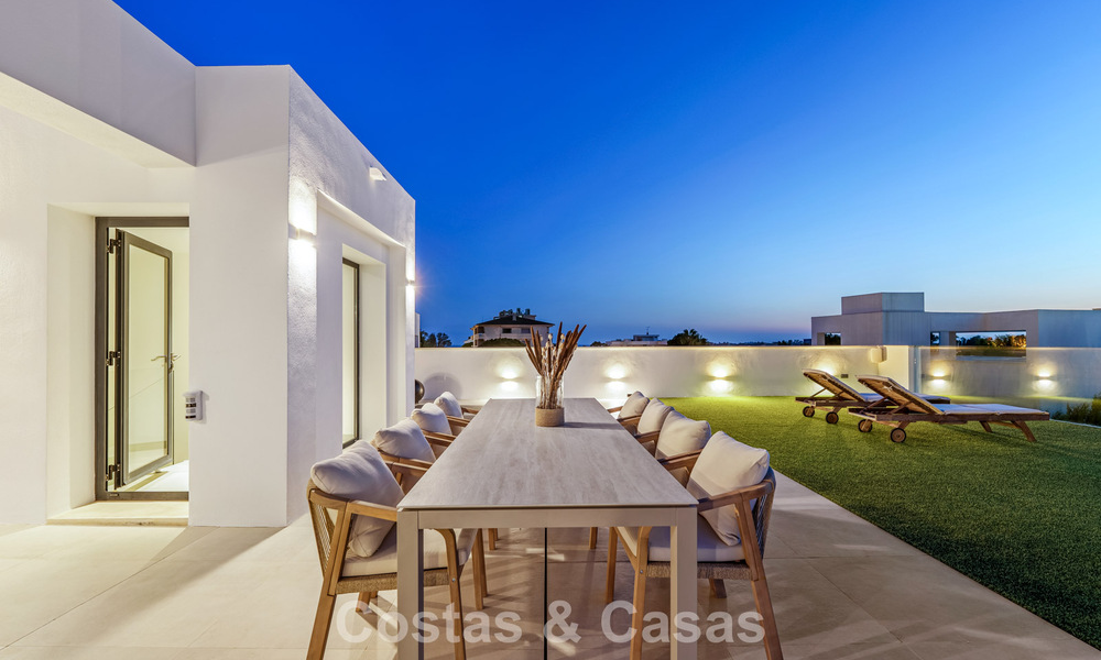 Moderna villa de lujo en venta en un estilo arquitectónico contemporáneo, a poca distancia de Puerto Banús, Marbella 788917