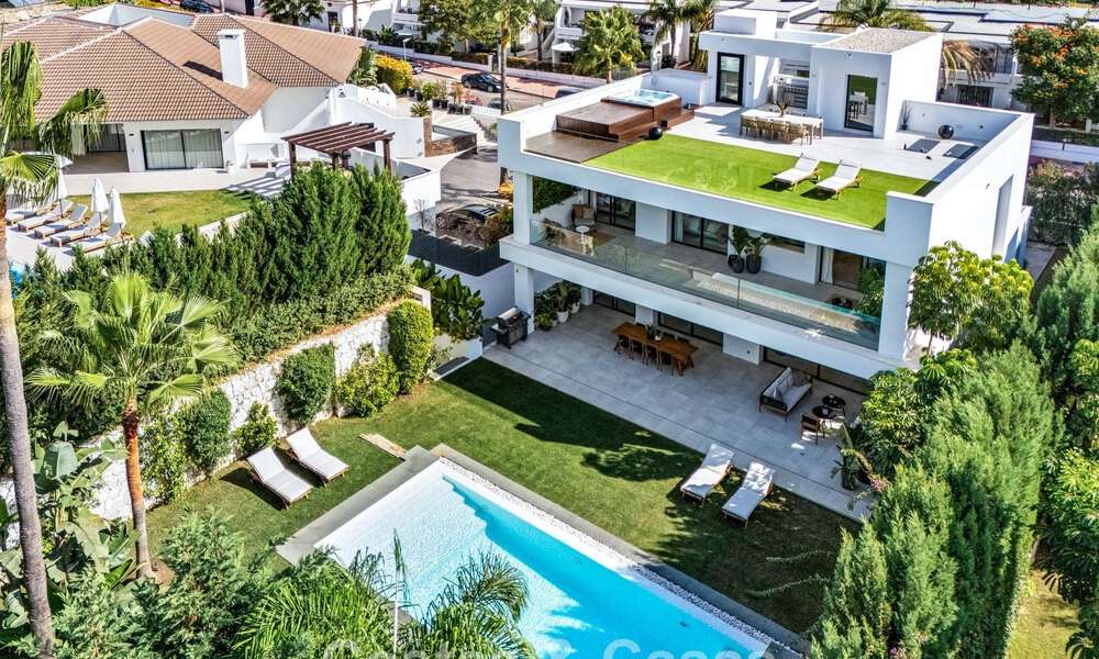 Moderna villa de lujo en venta en un estilo arquitectónico contemporáneo, a poca distancia de Puerto Banús, Marbella 788922