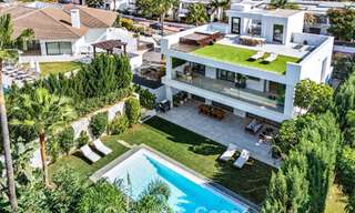 Moderna villa de lujo en venta en un estilo arquitectónico contemporáneo, a poca distancia de Puerto Banús, Marbella 788922 