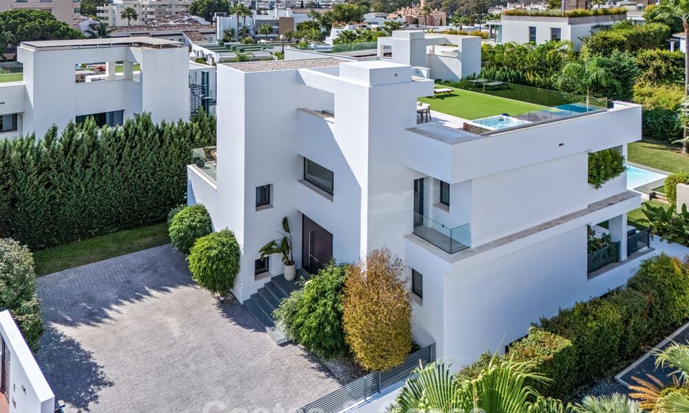 Moderna villa de lujo en venta en un estilo arquitectónico contemporáneo, a poca distancia de Puerto Banús, Marbella 788923
